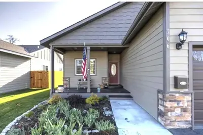 Charming 2 Bedroom/2 Bath Hot Tub Garden Home with Central Air/Heat in Hamilton