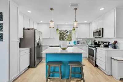 Image de Pet-Friendly Beach House Private Beach Bay Access