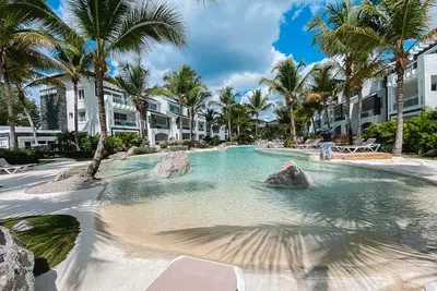 Image de Minimalist and modern apartment meters away from the beach, 5 pools, garden.