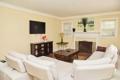 Image de Charming 2-Bedroom Brick Home with Fireplace in Plaza-Shamrock Neighborhood