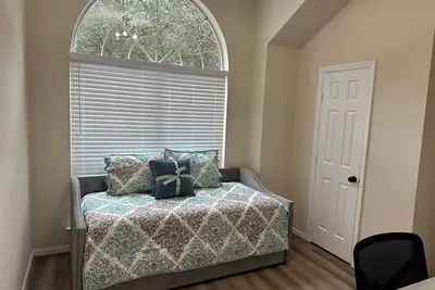 Image de Come enjoy what The Woodlands has to offer in our updated 3 bedroom home.