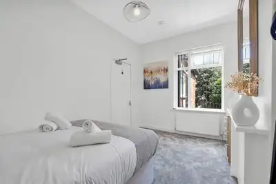 Image de Modern 4br Near M6 Fast Wifi