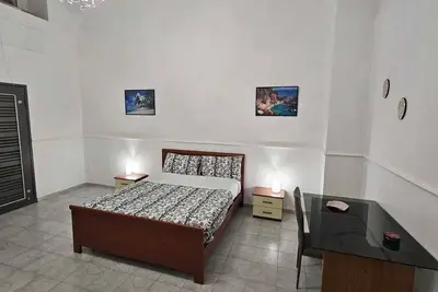 Image de 2 minutes from the Train. Apartment great for families and groups