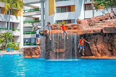 Image de 2-bedroom resort in charming Mazatlán with Ac, WiFi, fitness room & large pool.