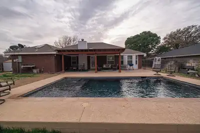 Image de Right At Home-Midland's Most Marvelous with Pool