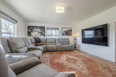 Image de Farmstead Iii: Monument Views, 85\" Smart Tv, Outdoor Fire Pit & more!