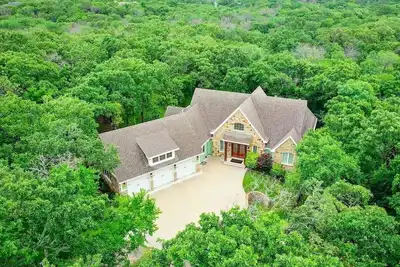 Image de Coral Cove: Luxury Lake Retreat with Nature Views and Hot Tub