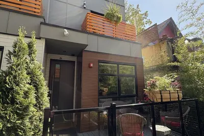 Image de Modern home 2 blocks from \"the Drive\", one of the coolest streets in the world!