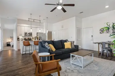 Image de Texas Themed 2br 2b Apt. w/Pool, Parking & Wifi