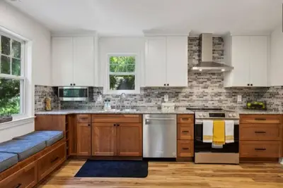 Image de Atelier de Leiper is a Malvern 3 bedroom Bungalow on 1/3 acre