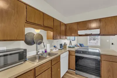 Image de Modern 2-Bedroom Home with Full Kitchen & Comfort