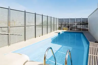 Image de Appartement 'Séville Centre avec Piscine' avec piscine partagée, Wi-Fi et climatisation.