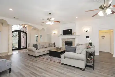 Image de 10 min from Iah & 20 min to Med Ctr- Spacious 8 Rooms: sleeps 19, 6 car-parking