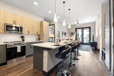 Image de Modern 2br -Near Domain -Free Parking -Fast Wi-Fi -Walk to Eats & Shops