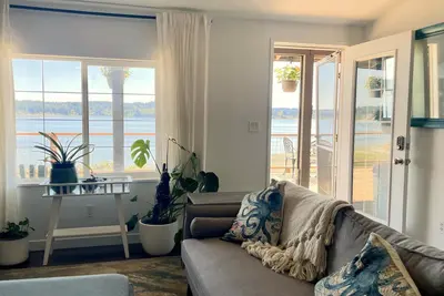 Image de Waterfront bungalow with 2-bed house and studio connected via spacious deck.