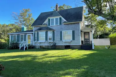Image de Updated Vineyard Farmhouse - Walk to Town & Ferry