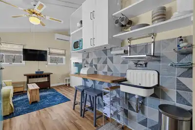 Image de Charming 1-bedroom apartment with Ac, 3 minute walk to beach, and new hot tub