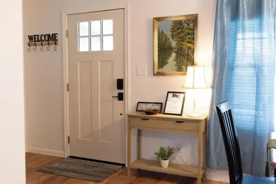 Charming 2-bedroom home, Close to I-57 with Fast WiFi in welcoming Marion