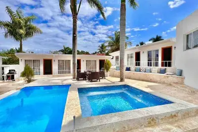 Image de 12br Party Villa: Pool, Private Basketball Court & Billiard!