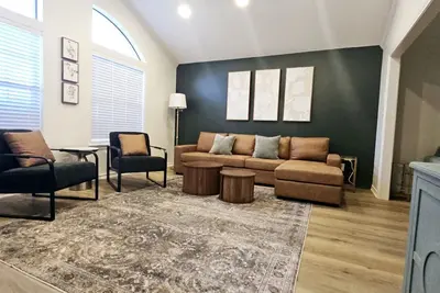 Image de Verde @ Hollytree dr King bed, excellent location Golf