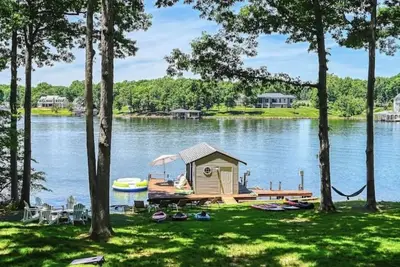 Image de Waterfront Retreat, Sandy Beach, Private Dock, Kayaks, and more!