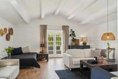 Image de Cozy wooden cottage with a great terrace