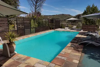 Image de Villa Mahana avec piscine, jacuzzi, terrain arboré à 30 minutes de la plage!