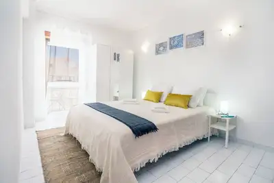 Image de Charming apartment 20 meters from the beach. partial sea view