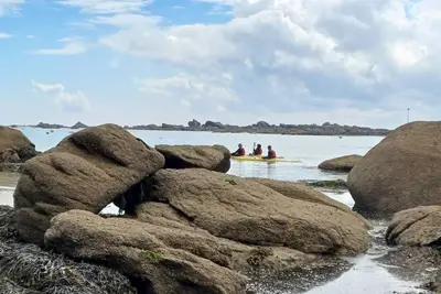 Image de Maison de plain pied. Au calme dans un jardin boisé à 300m de la plage.
