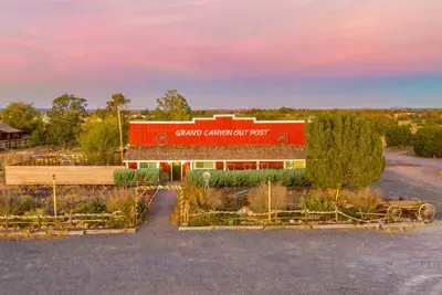 Image de 25 Min to Grand Canyon | Hot Tub, Fire Pit & Fun