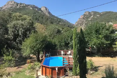 Image de gite calme avec piscine et jardin au parc naturel