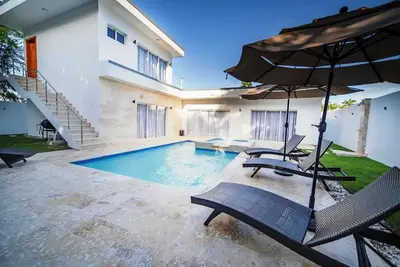 Image de 4br/4ba Villa: Elegant Retreat with a Private Pool