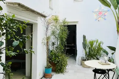 Image de Charming 2-bedroom house in historic center of Matino with private rooftop.