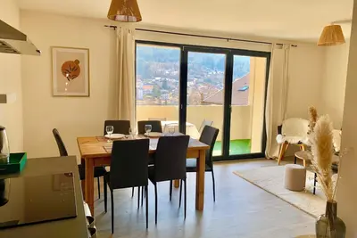 Image de La résidence des Feutres avec un balcon et une belle vue sur les collines/ville