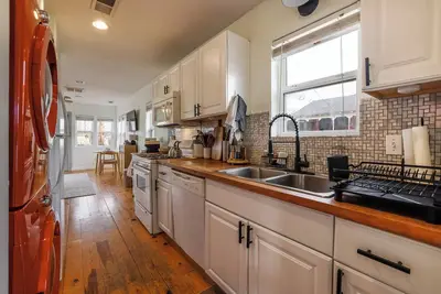 Image de 1 Bed\/1 Bath Cottage with Private Yard, Pet Friendly, Walk to Downtown