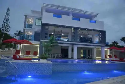 Image de 12br DeLuxe Villa: Infinity Pool, Jacuzzi, Billiard & Bar