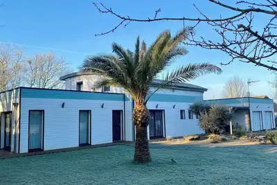 Image de Maison contemporaine bois spacieuse avec piscine près de la forêt de Brocéliande