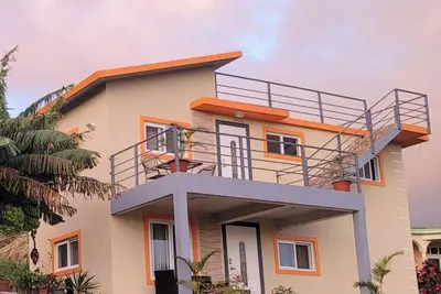 Image de Charming 2-bedroom Mountain Tiny House in Cochrane with WiFi.