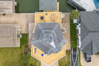 Image de Waterfront Tiki Island home with Huge deck