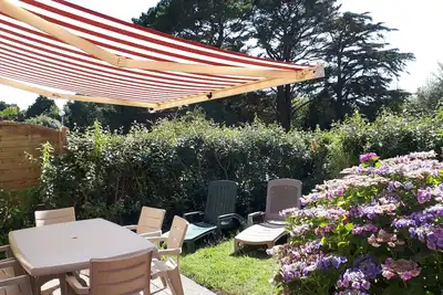 Image de A 5 minutes du bourg et du port et 1 km des plages appartement en rez de jardin