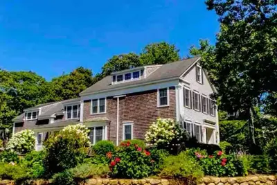Image de Spacious 5-bedroom house with Ac - near downtown Tisbury