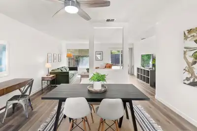 Image de Charming 2-bedroom house backs to trail - Central location