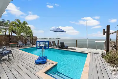 Image de Spacious 5-bedroom house with Pool, Ocean Views, Dock in  wonderful Marathon, Fl