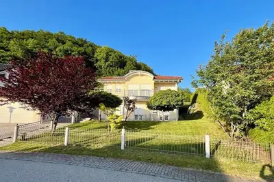 Image de Spacious vacation home with views of the Alps, large balcony and terrace.