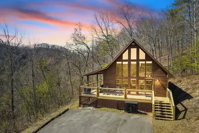Image de Secluded Pigeon Forge Cabin w/ Hot Tub, Fire Pit & Pool Access!