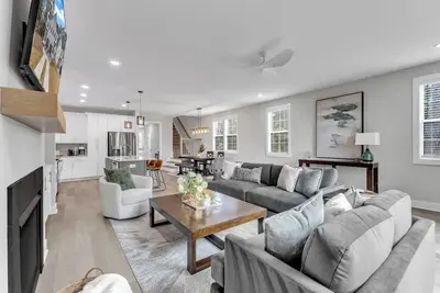Image de Luxury 4br Townhome • Walk to Shops • 5 Mins to North Hills