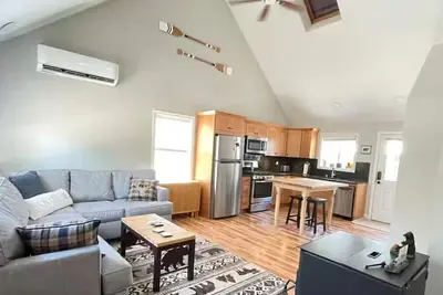 Image de Year round lake cottage with hot tub