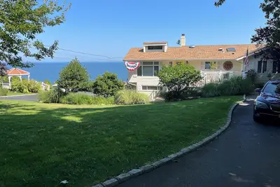 Image de Beach front house amazing views 3/3, 8 person spa covered granite wet bar 55” Tv