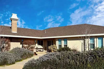 Image de Peaceful 2-bedroom, 2-bathroom home tucked in a serene organic almond orchard