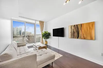 Image de Spacious 2 Bedroom Waterfront Condo w\/ $1, 000, 000 View